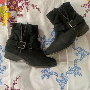 Ankle Boots with Zipper detail.